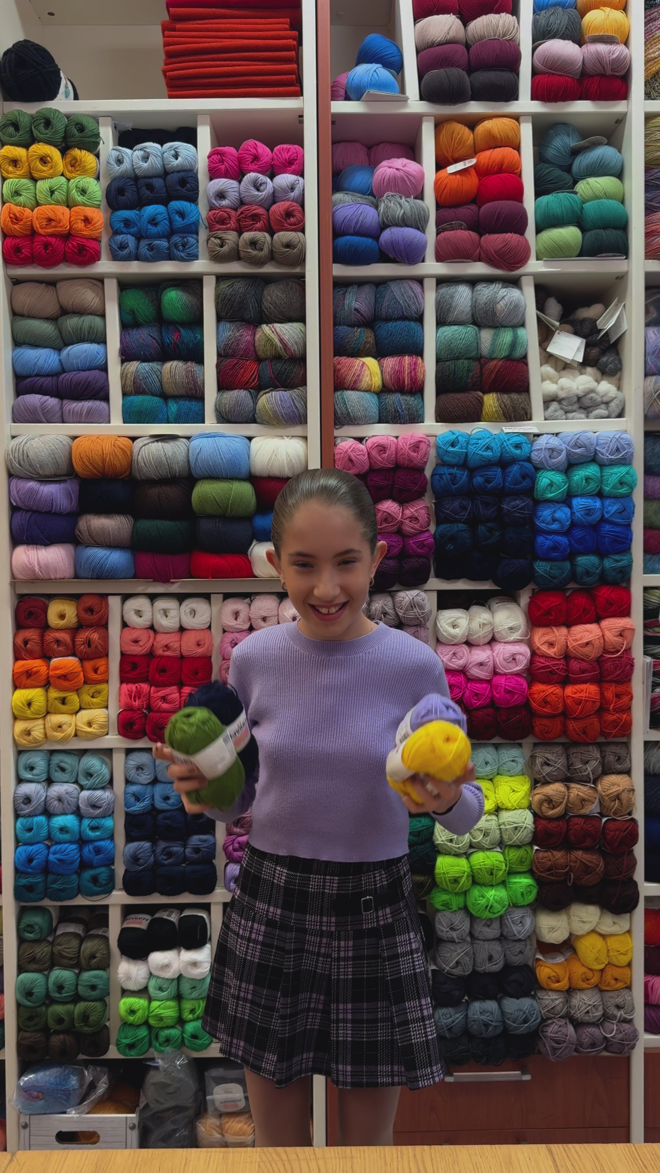 Carica il video: <p>Come puoi vedere nel video, mia figlia adora questi filati! Ogni creazione è un momento speciale, grazie alla loro morbidezza e bellezza che conquistano il cuore di chi li utilizza.</p>
